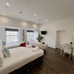 Fox House Studios, Aparthotel