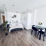 Fox House Studios, Aparthotel