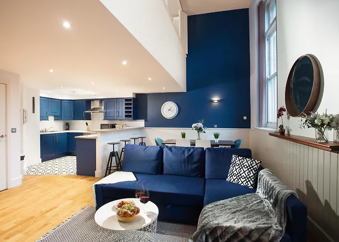 Plymouth Central Duplex Apartment - Private Parking - Sleeps 6 - Habita Property