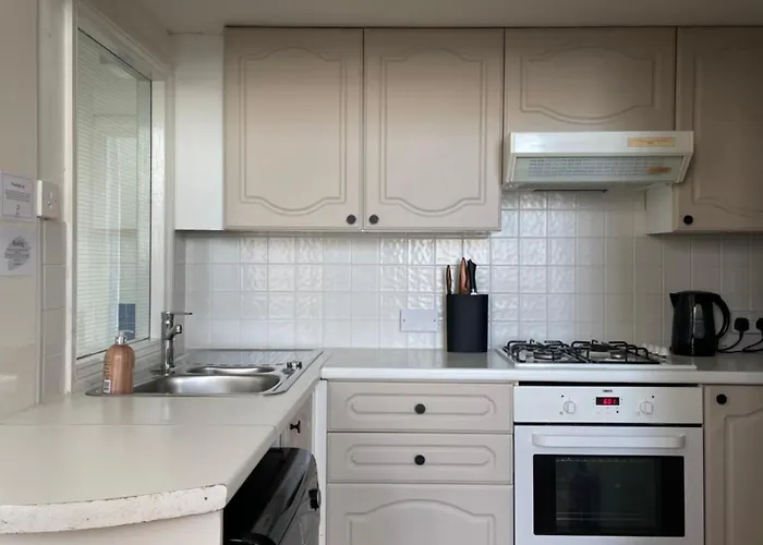 Central Plymouth Apartment - Sleeps 6 - Close To The Royal William Yard