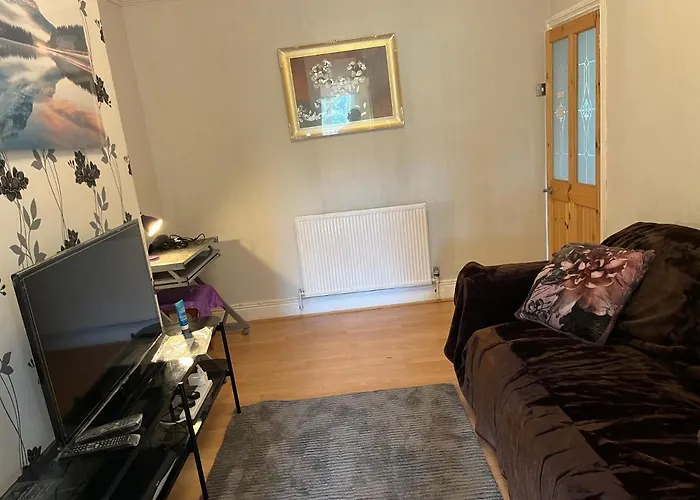 Apartment With Shared Garden And Basic Equipments