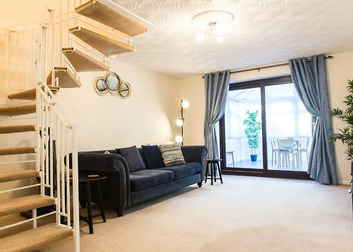 Entire 2 Bedroom House Near Derriford With Parking