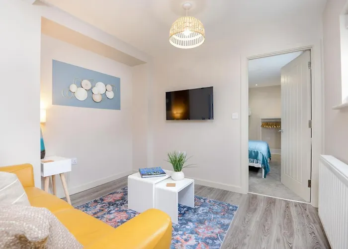 Apartment One - King Bed - Free Private Parking - By Ocean City Retreats