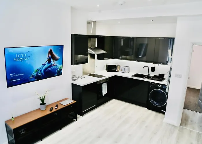New Modern Apartment With Free Private Parking