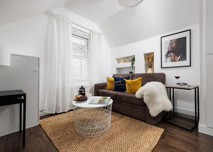 Central Plymouth 1 Bedroom Apartment - Sleeps 5 - Habita Property