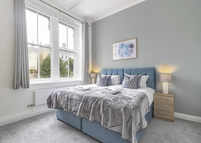 Alexandra - Large 3 Bed Perfect For Contractors, Free Parking, Fast Wifi And Great Value!