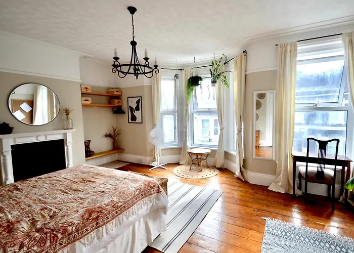 Bright And Cosy, Central 3 Bedroom Home