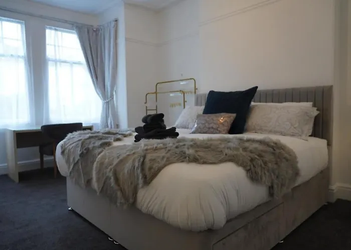 Modern Spacious 6 Bed In Central Plymouth With Parking