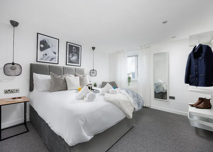 Boujis Central Plymouth Apartment - Sleeps 4 - Habita Property