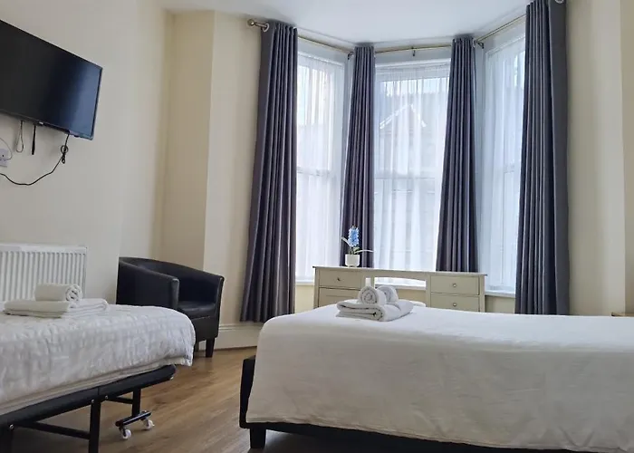 Entire 2 Bedroom Apt In Central Location, Newly Refurbished