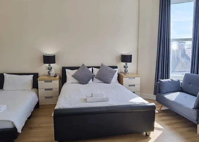 Comfy 2 Bedroom Apt In Central Location, Newly Refurbished