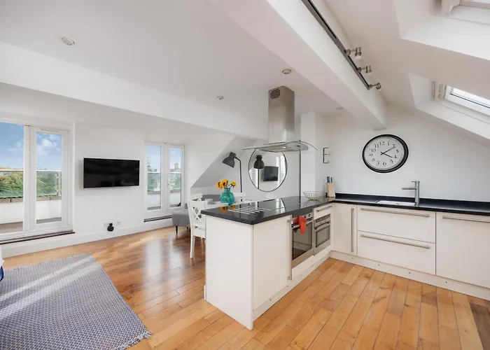 Stunning Penthouse Apartment - Sea View - Plymouth - Parking - By Habita Property