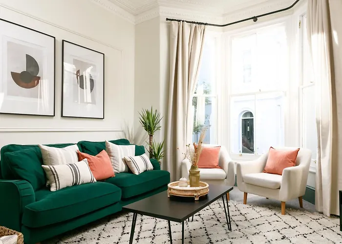 New Luxury For 2024 - Central Plymouth House - Sleeps 10 - Access To Plymouth Town - Close To The Barbican - Pets Welcome - Parking Available - By Luxe Living By Sophia