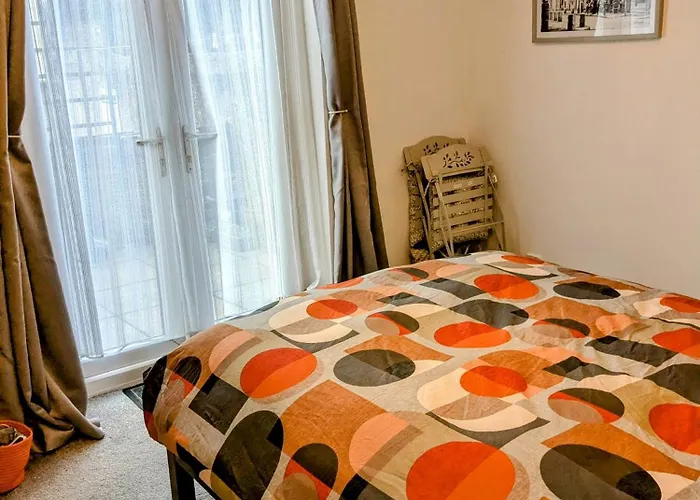 City Centre Apartment With South Facing Patio, 10 Minutes Walk To The Harbour