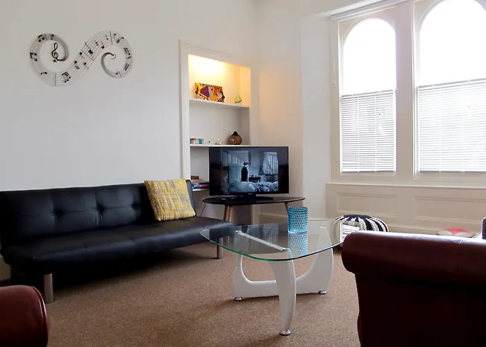 The Beatnik, Victorian Townhouse Apartment With Parking