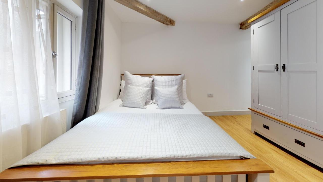 Apartment Custom House 2 Bed Apartments, The Barbican, *