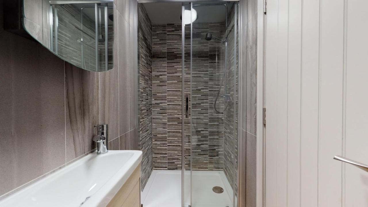 Apartment Custom House 2 Bed Apartments, The Barbican,