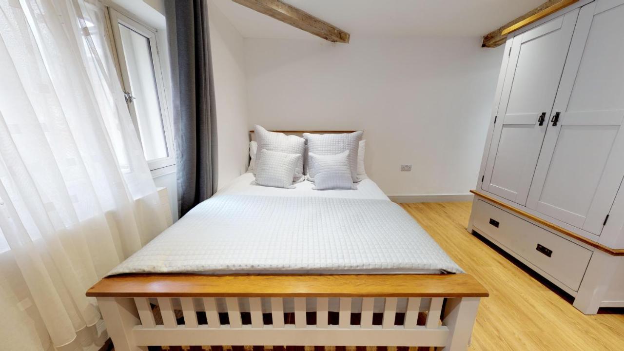 Custom House 2 Bed Apartments, The Barbican,