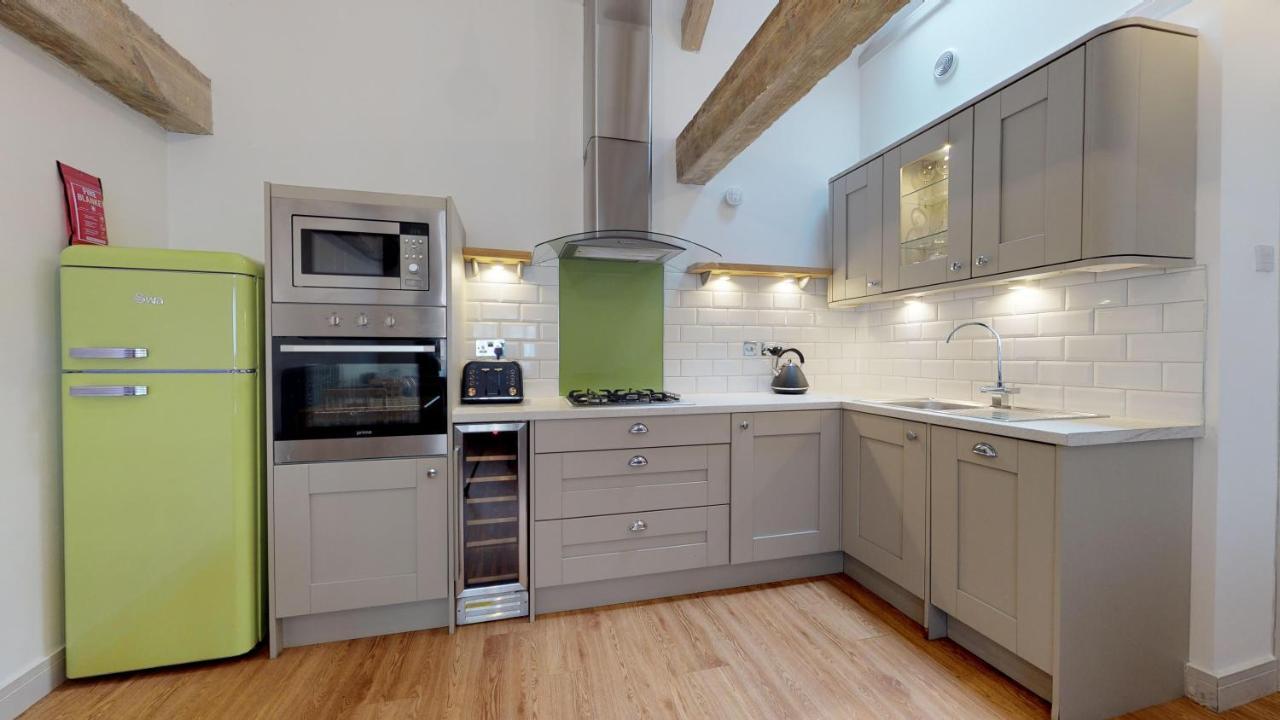 Apartment Custom House 2 Bed Apartments, The Barbican, *