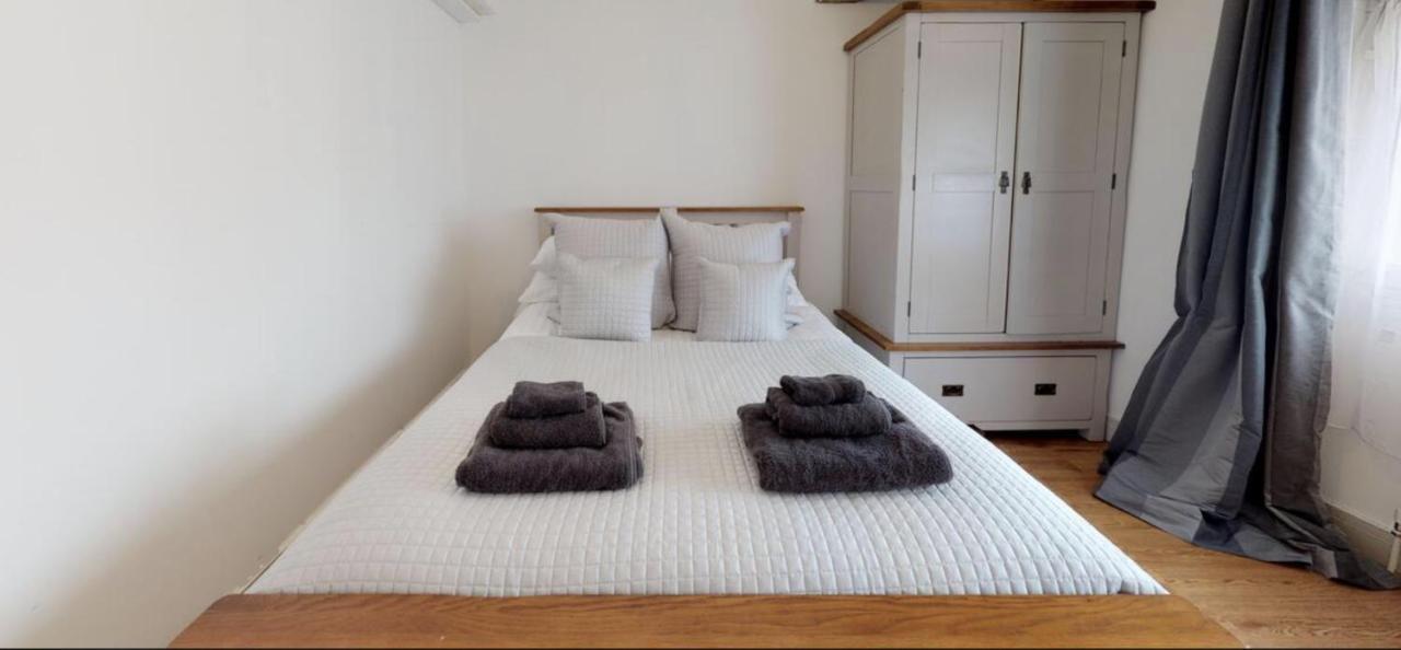 Apartment Custom House 2 Bed Apartments, The Barbican, *