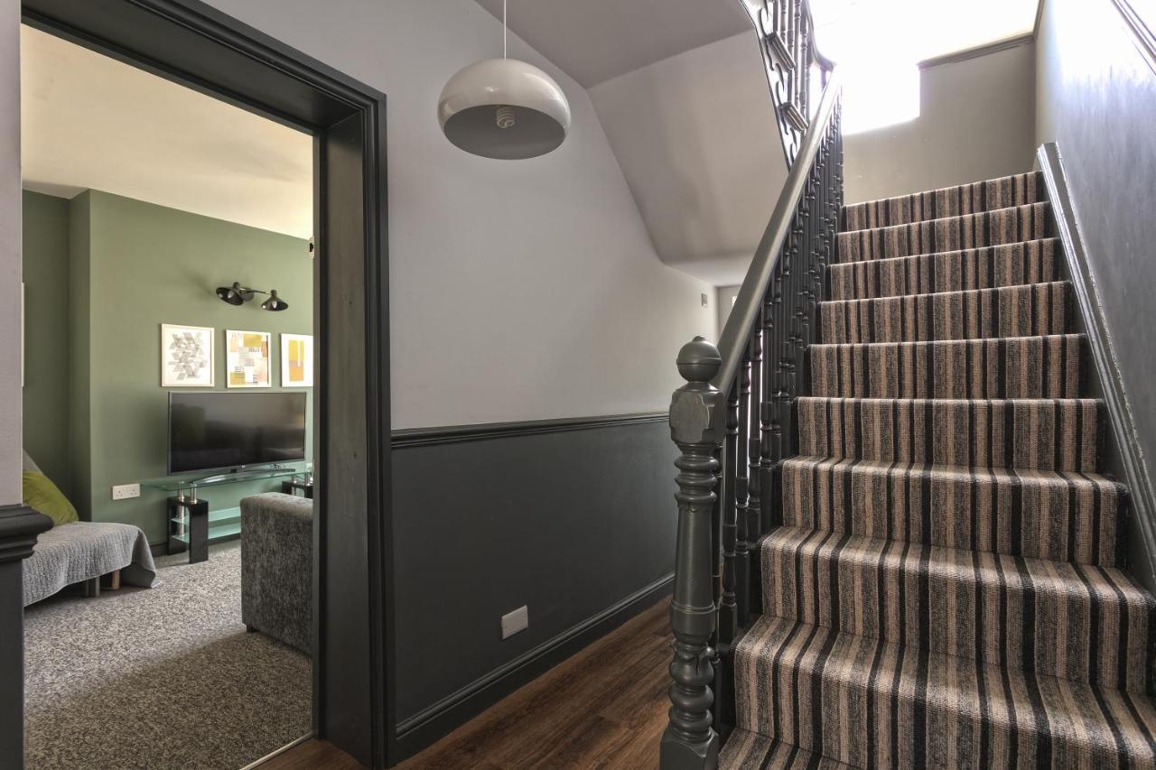 Family House: Spacious 8-sleeper With 3 Baths Holiday home