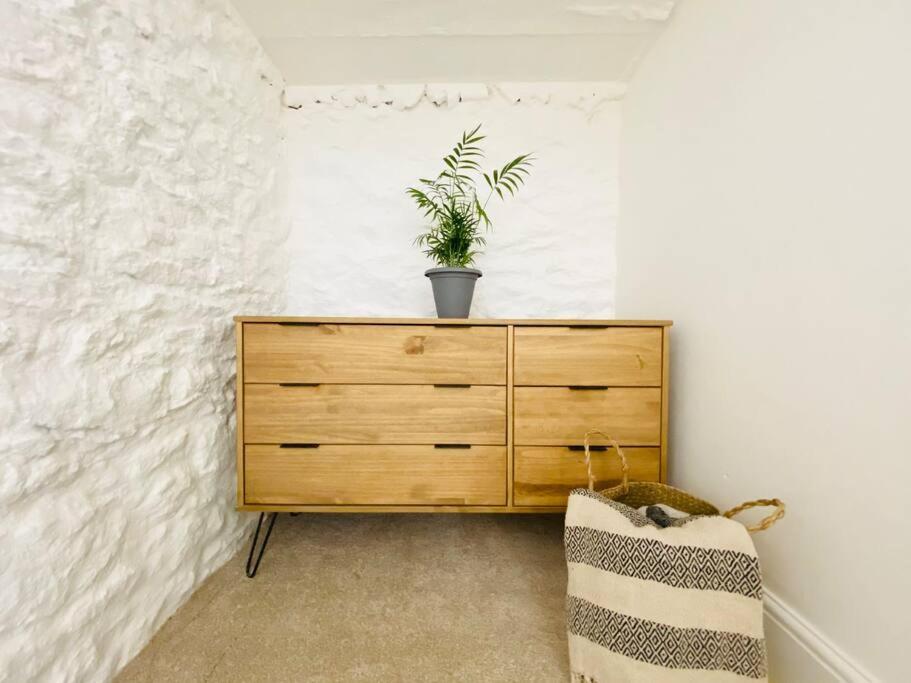 New 2 Bed, With Parking Apartment *