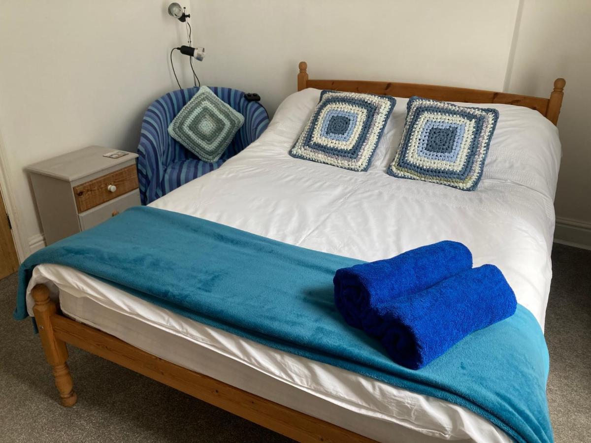 Leigham House Homestay *