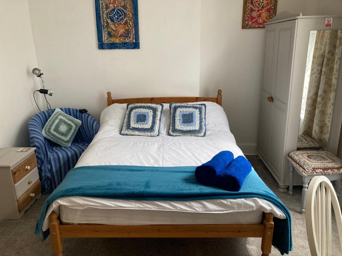 Leigham House Homestay *