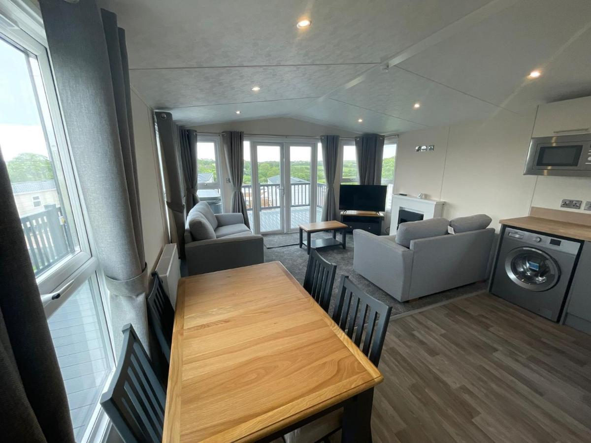 Luxury 6 Bed With Hot Tub Plymouth