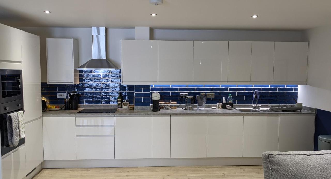 Brand New Large Flat By The Sea With Free Parking Apartment *