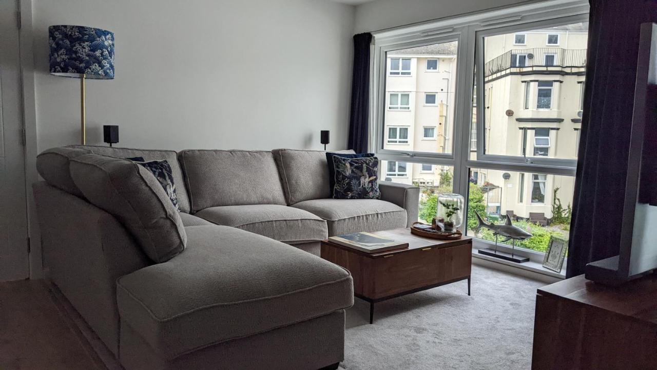 Brand New Large Flat By The Sea With Free Parking