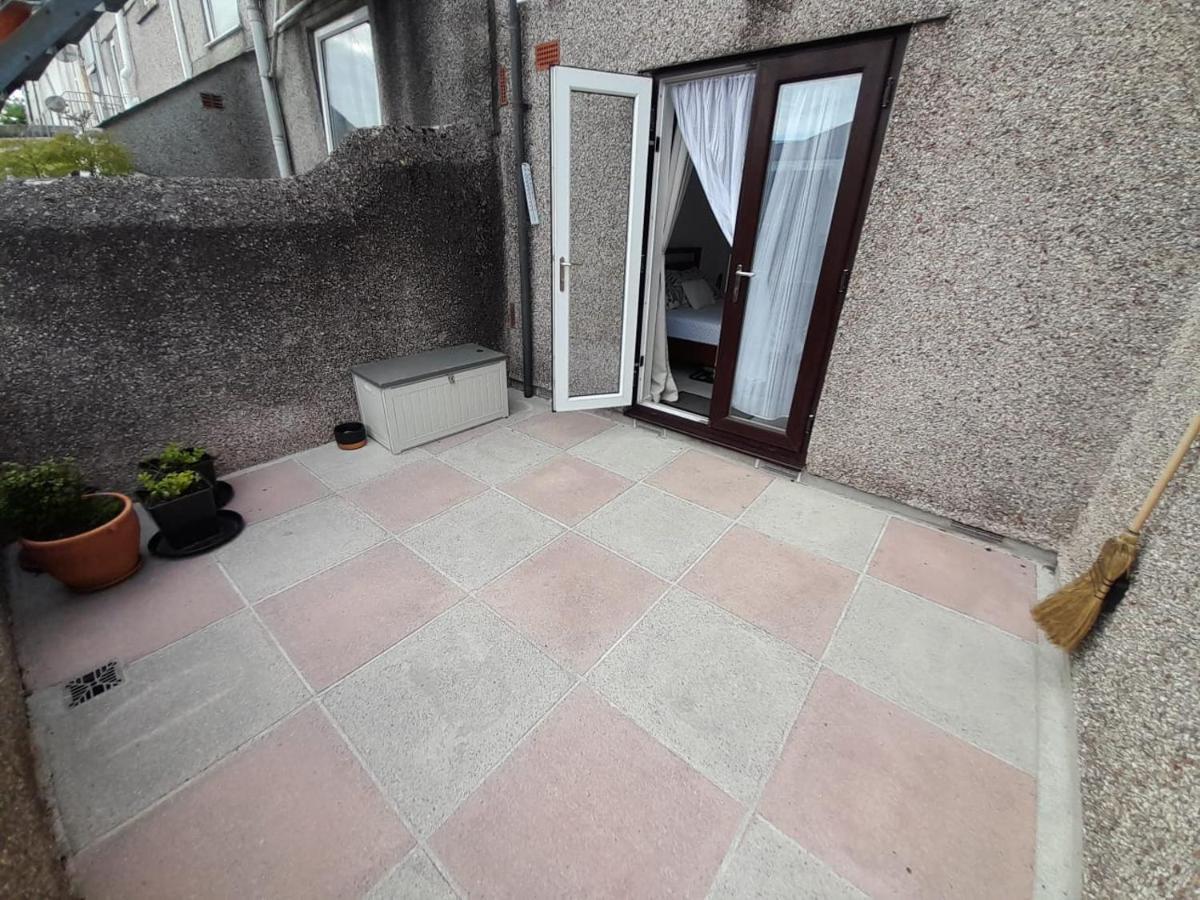 Apartment Centre With South Facing Patio, 10 Minutes Walk To The Harbour *