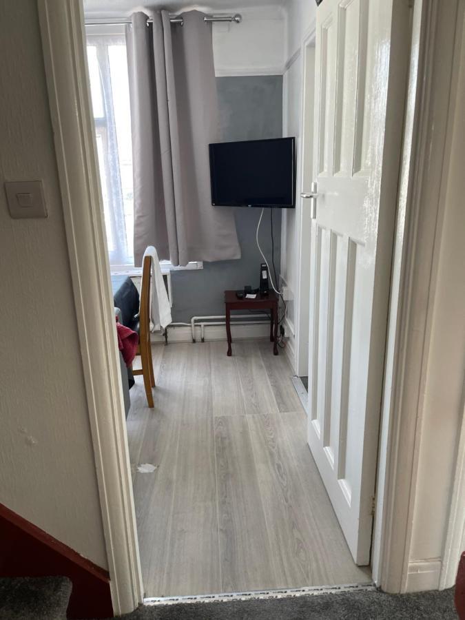 H &p Apartment *