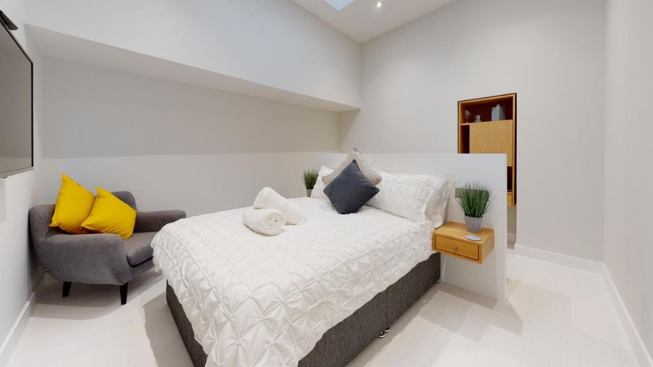 Barbican Boutique Luxury & Rooms, *