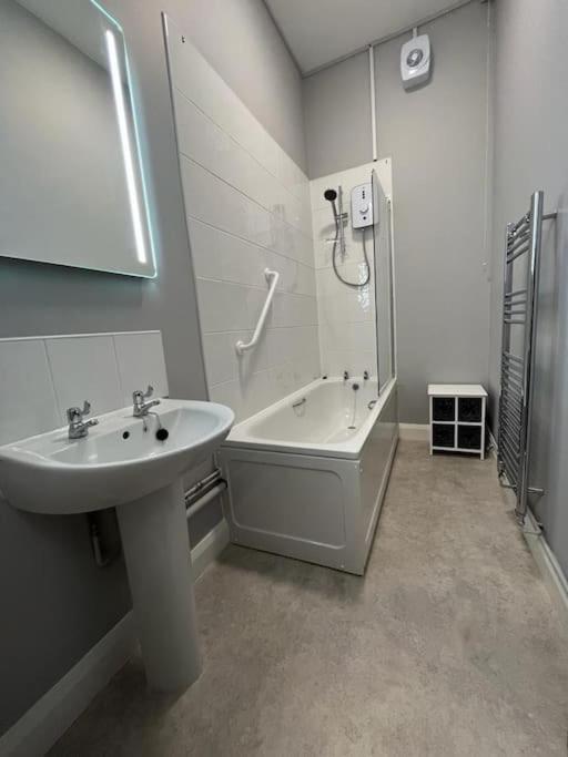 3 Bedroom Self Contained Ground Floor Flat With Parking * Plymouth