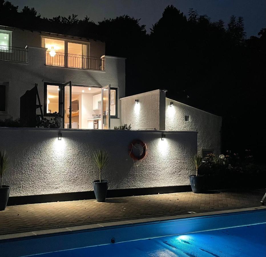 White Stunning Contemporary 2 Bedroom 2 Ensuite Annex With Hot Tub Holiday home *