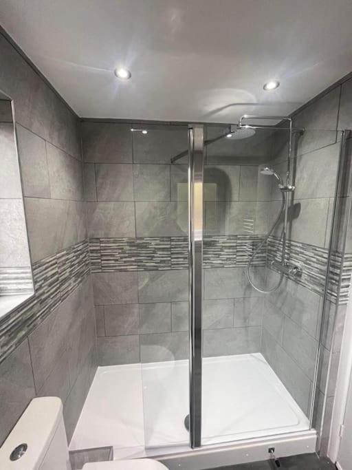 Large 1 Bedroom Flat With Private Parking Apartment *