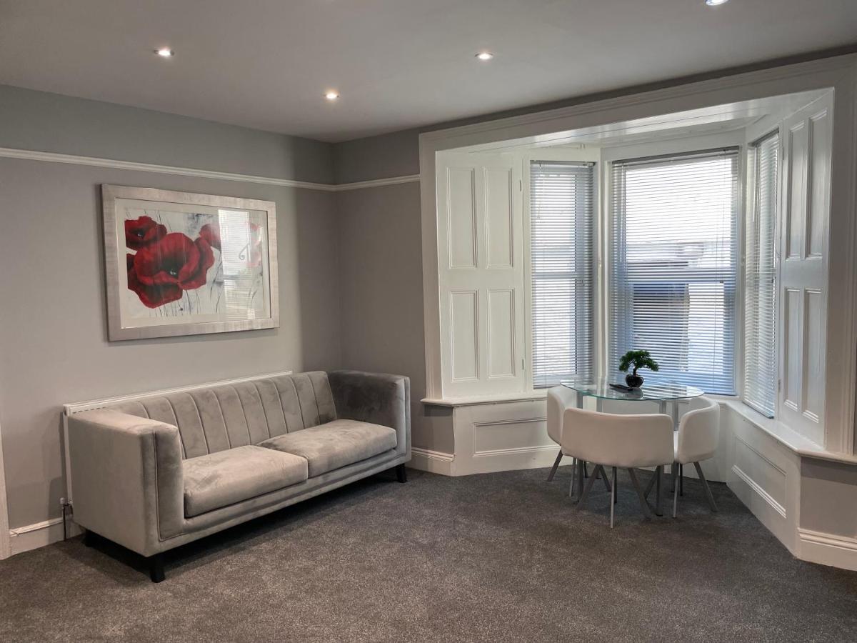 Large 1 Bedroom Flat With Private Parking * Plymouth