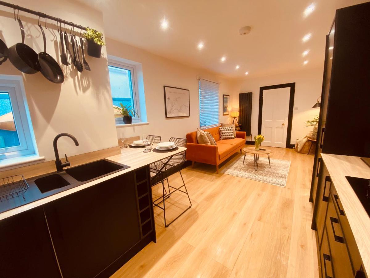 On The & Coastal Path With Free Parking Apartment *