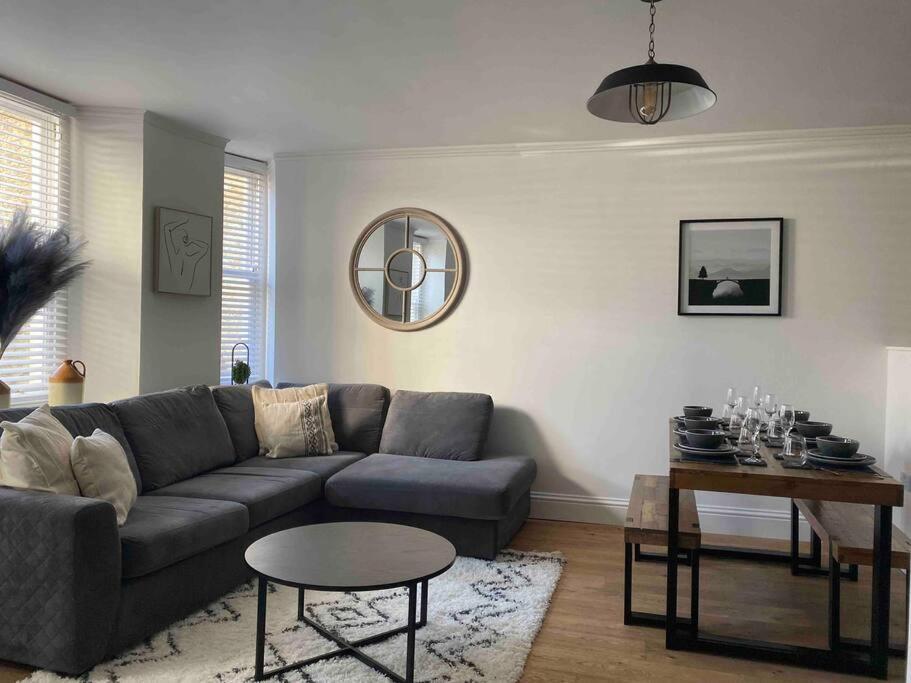Charming Barbican/hoe Parking,courtyard! Apartment