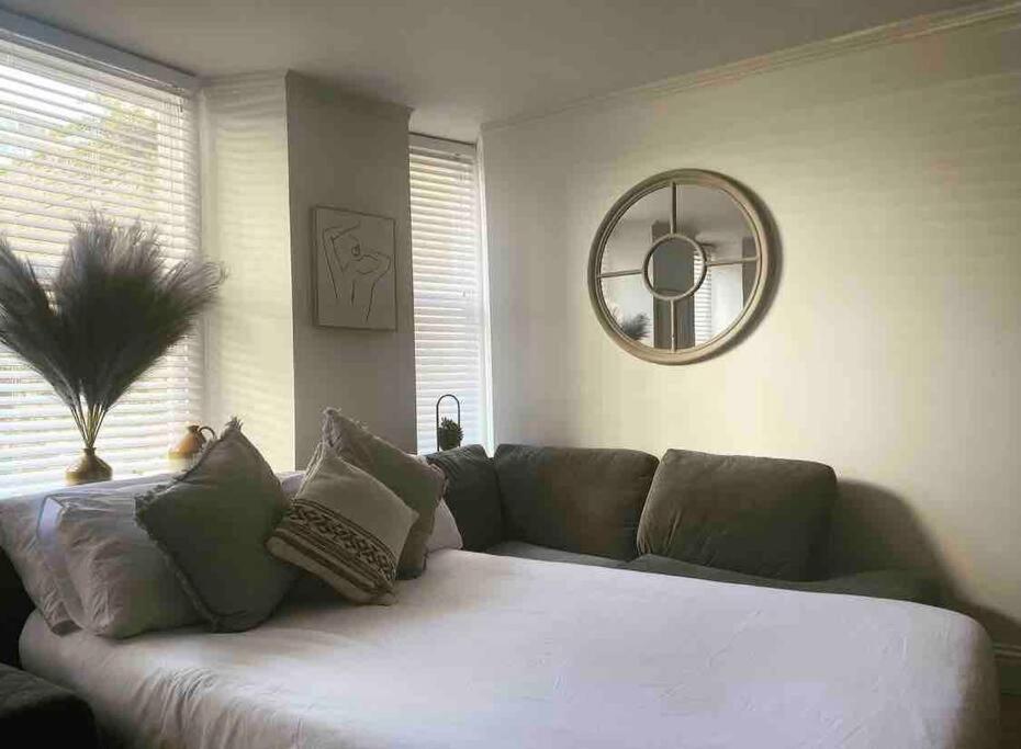 Charming Barbican/hoe Parking,courtyard! Apartment *