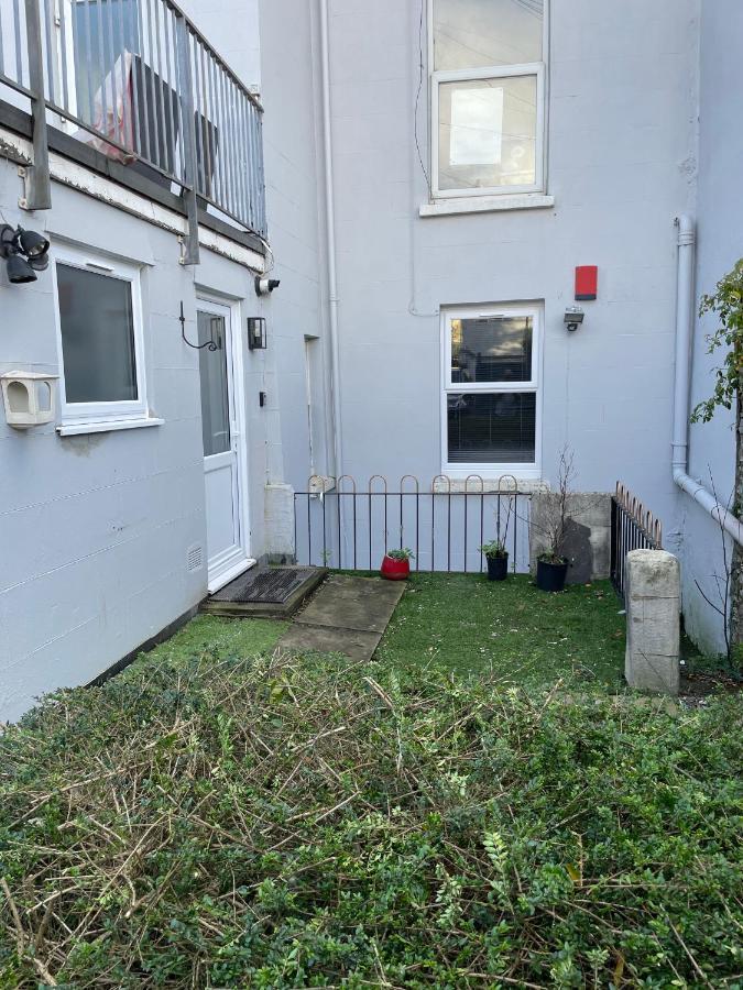 Apartment Large 1 Bedroom Flat With Private Parking *