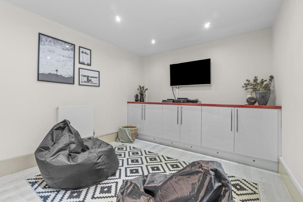 Holiday home New 2024 Modern Luxury On The In Devon - Free Parking, Pets Welcome, Sleeps 10