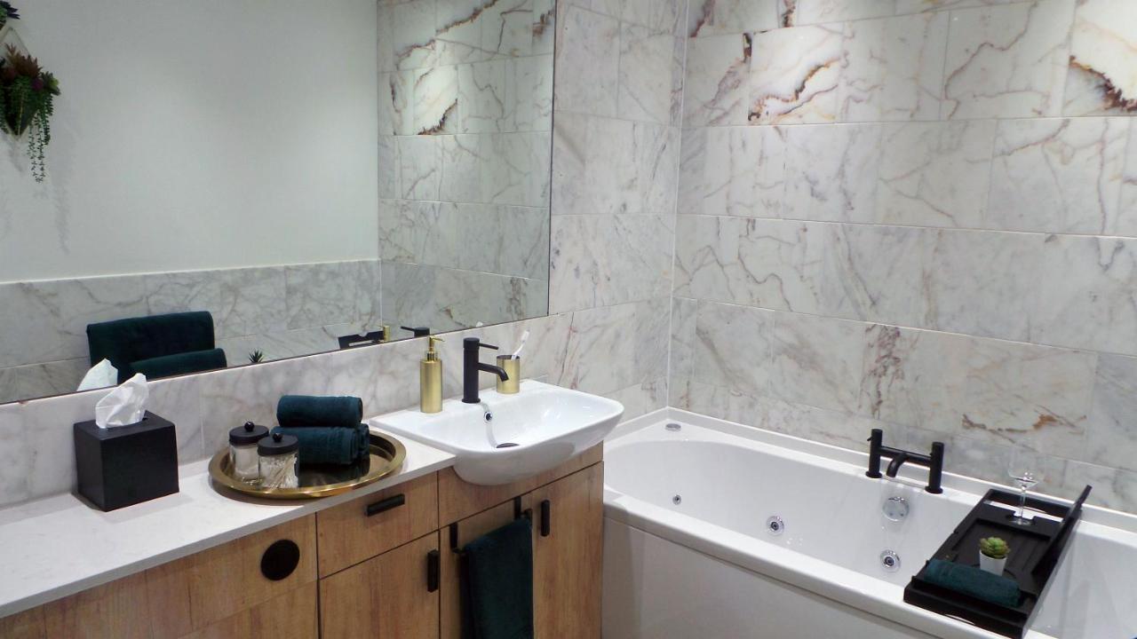 Luxury 1 Bedroom Duplex With Free Parking Apartment