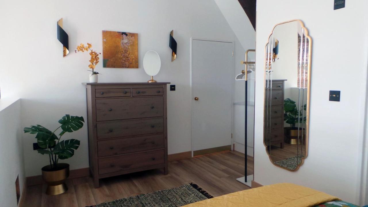 Luxury 1 Bedroom Duplex With Free Parking Apartment *