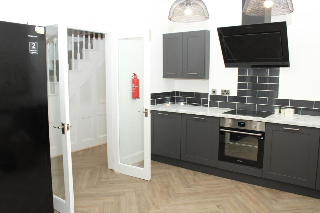 - Beautiful 5 Bedroom Victorian House - Location *