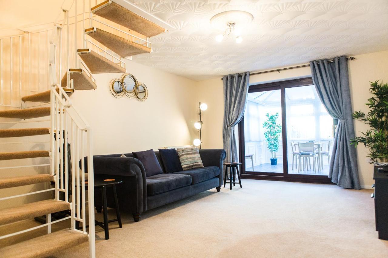 Entire 2 Bedroom House Near Derriford With Parking Holiday home *