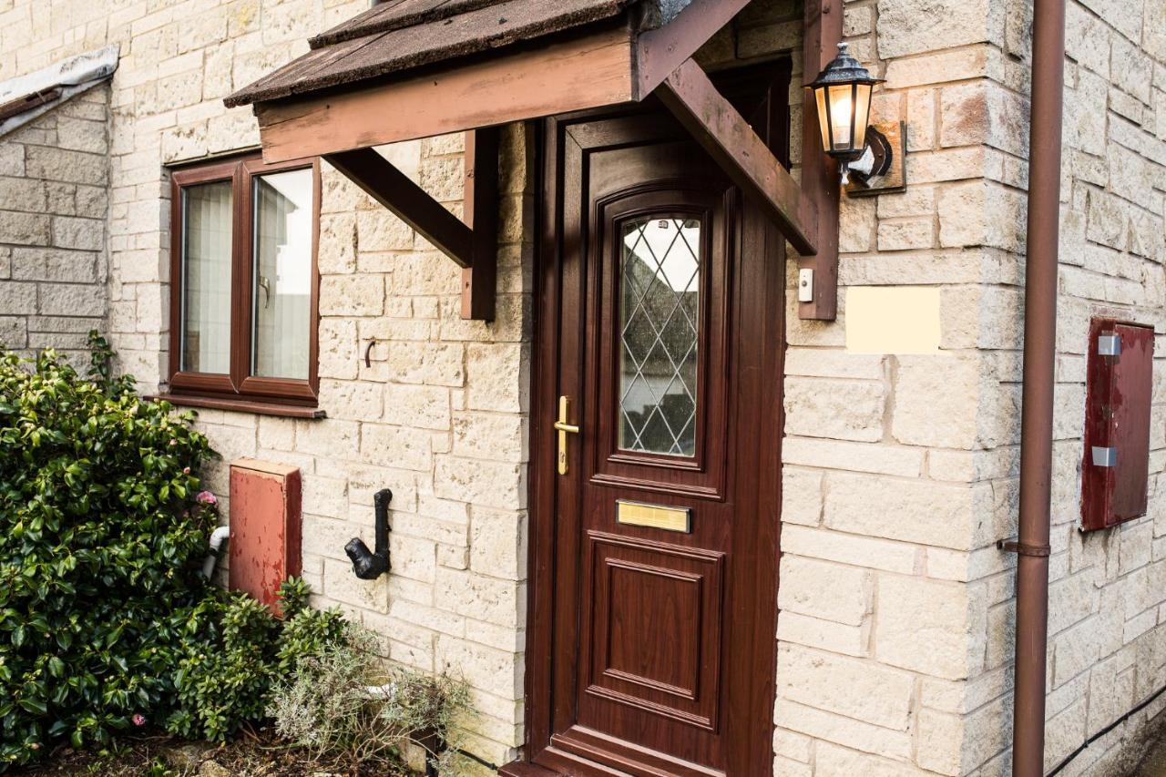 Entire 2 Bedroom House Near Derriford With Parking