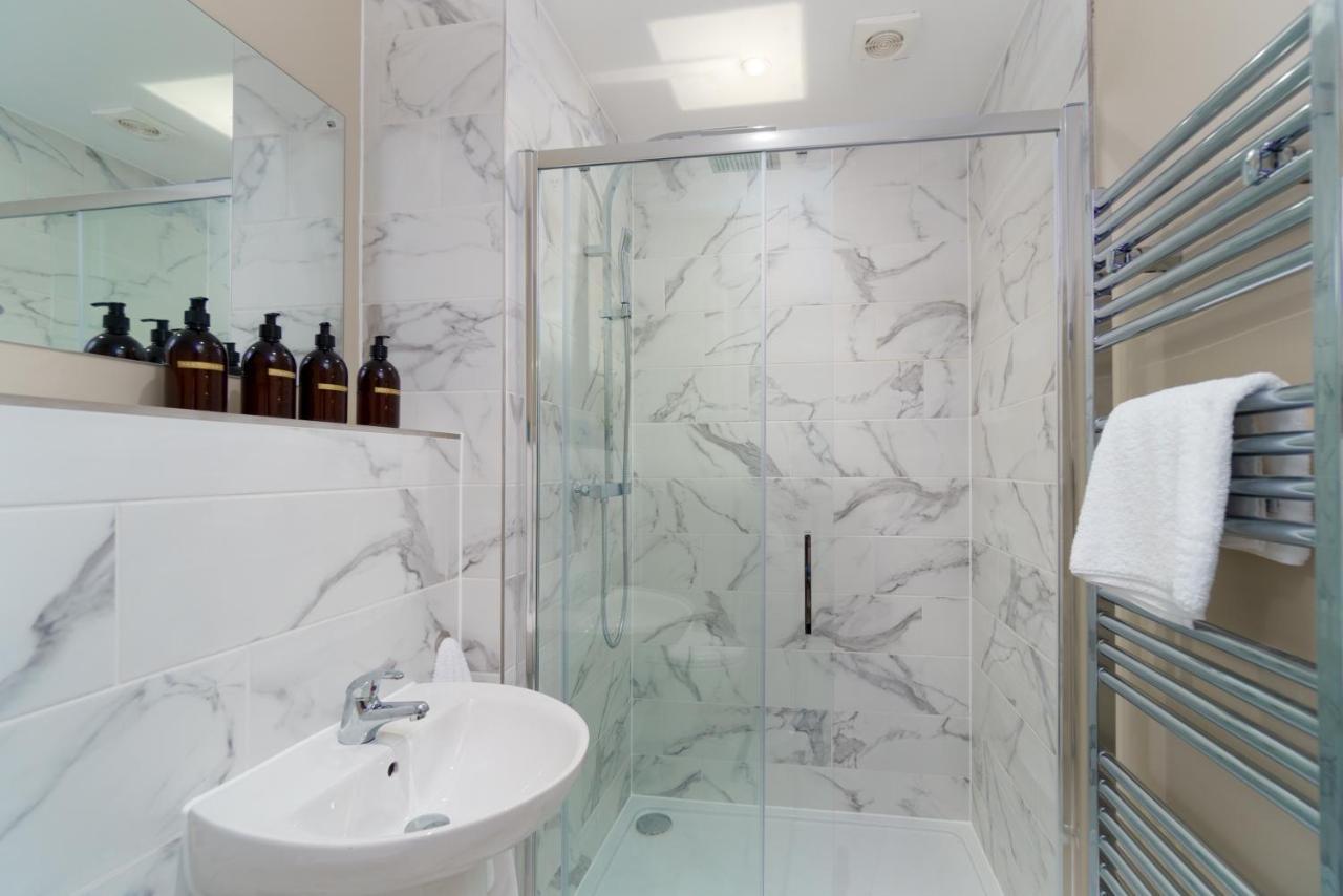 Apartment One - King Bed - Free Private Parking - By Ocean Retreats