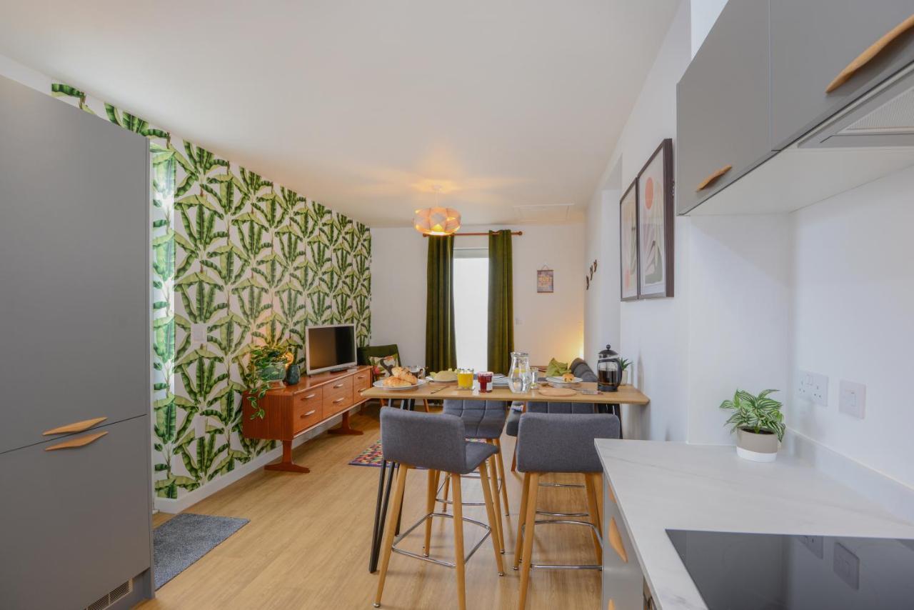 Two - Private Car Park, Comfortable And Well Equipped - By Ocean Retreats Apartment